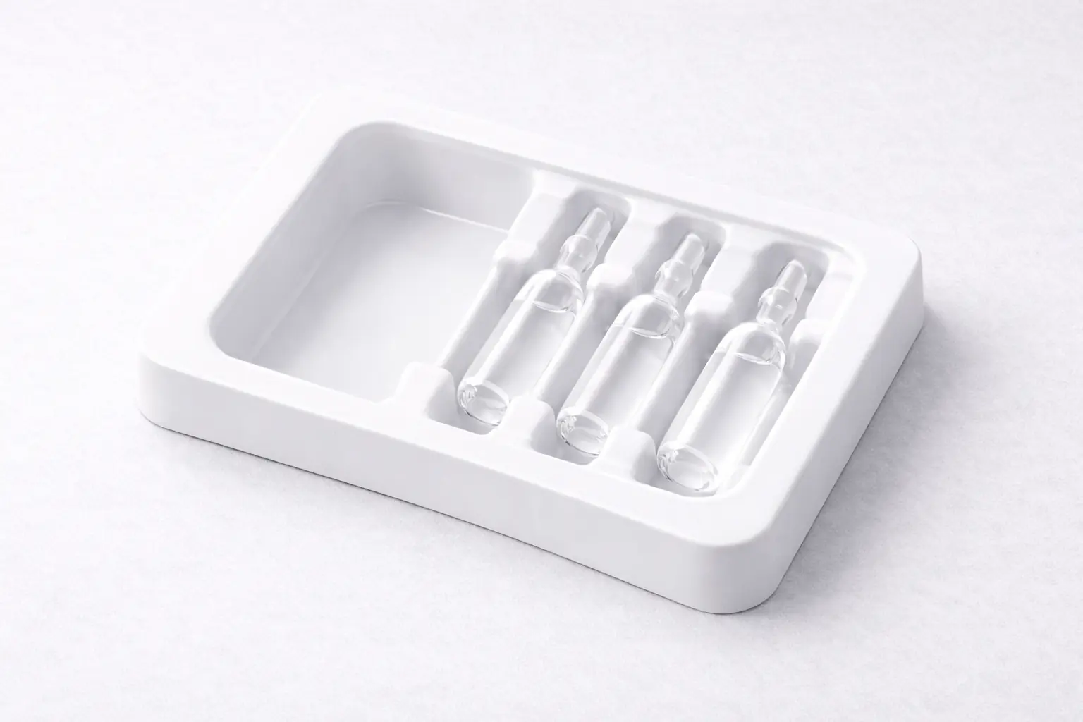 Fotografía de banco con tubos de ensayo en rack para empaque farmacéutico